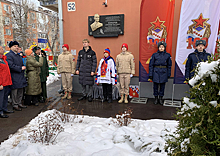 Военнослужащие ЦВО приняли участие в открытии мемориальной доски участнику ВОВ легендарному хоккеисту Александру Комарову в Самаре