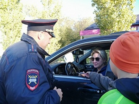 Сотрудники ГИБДД Оренбургской области и юные инспекторы дорожного движения в Новотроицке провели акцию «Правильно везу!»