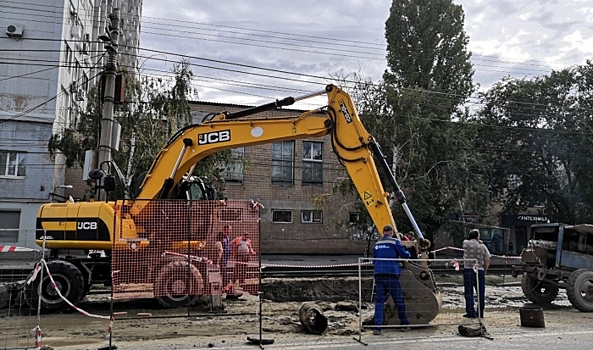 Коммунальщики устранили течь на улице Ангарской в Волгограде