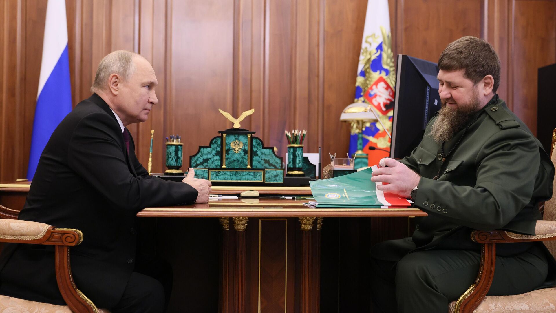 Кадыров поставил подпись в поддержку выдвижения Путина на президентские выборы