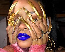 Синие губы и золотой маникюр: Рианна показала новый образ в фотосессии