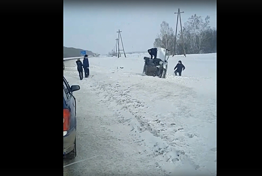 Легковой автомобиль перевернулся на кузбасской трассе