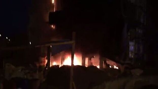 Видео: новостройка загорелась в Якутске