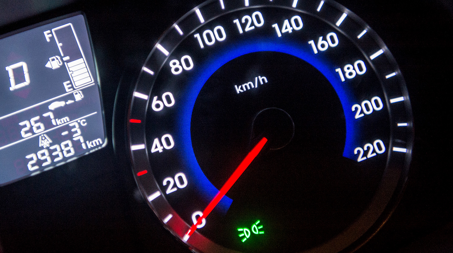 Спидометр для презентации. Километраж автомобиля электронный. Спидометр автомобиля на скорости. Спидометр автомобиля пока. Скорость почему неправильно показывает.