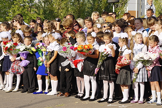 В российской школе на линейке ОМОН провел показательные задержания