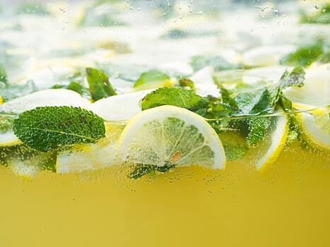 Нутрициолог: фрукты и чай помогут сохранять водный баланс