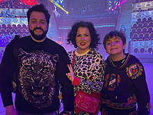 Нетребко в леопардовых лосинах прогулялась с мужем и сыном по заснеженному Петербургу