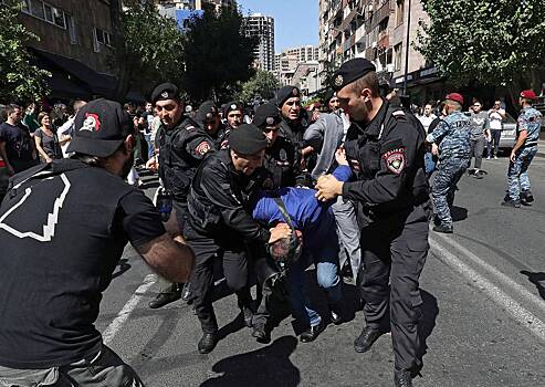 В Ереване началась массовая акция протеста