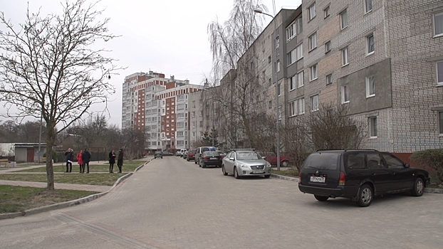 В Калининграде приводят в порядок дворы, крыши жилых домов, детские и спортивные площадки