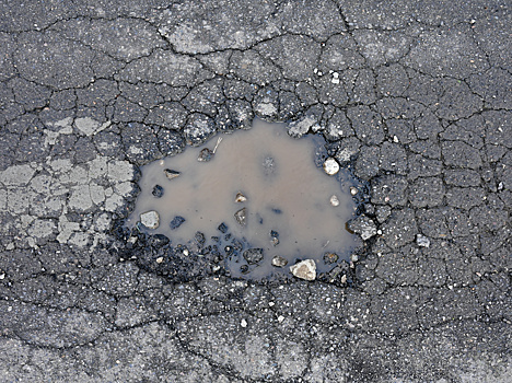 Сделали за день: жители российского города сами отремонтировали дорогу