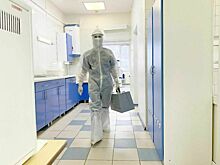 Врачи-стоматологи лечат зубы больным коронавирусом на дому и в специально изолированном кабинете