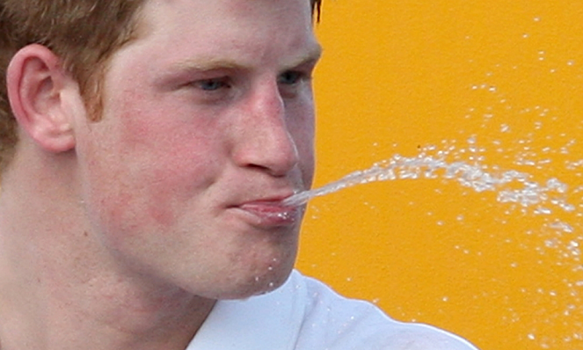 Зачем мужчины плюются?