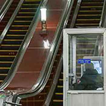 Московский метрополитен предложит части дежурных у эскалатора стать слесарями