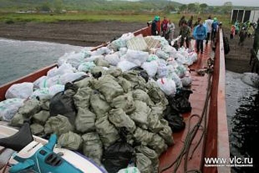 Волонтеры Приморья спасают пляжи и острова от «утопания» в мусоре