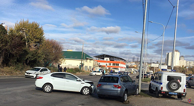 Машины летели друг на друга: волгоградская автомобилистка собрала аварию из шести машин