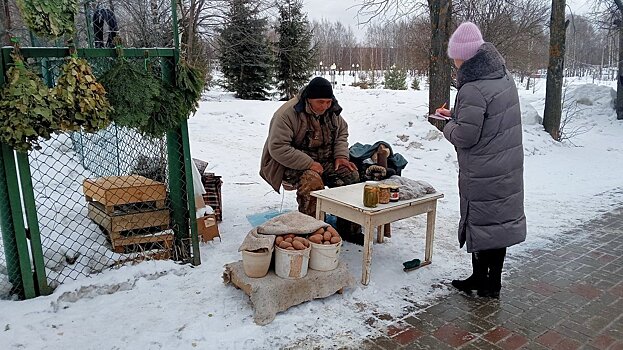 Власти Ленинского района Кирова измеряли рекламные баннеры и штрафовали продавцов веников