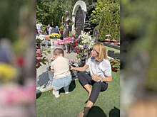 Певица Ольга Орлова опубликовала фото с дочерью на могиле Жанны Фриске