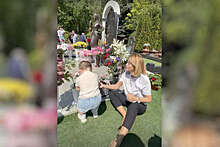 Певица Ольга Орлова опубликовала фото с дочерью на могиле Жанны Фриске