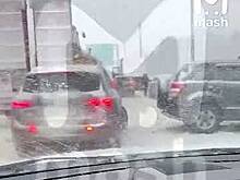 Массовое ДТП из-за снегопада в Москве попало на видео