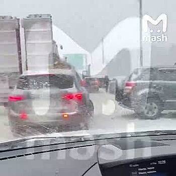 Массовое ДТП из-за снегопада в Москве попало на видео