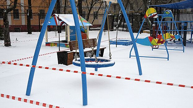 Тело мужчины нашли на детской площадке в Петербурге