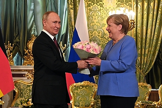 В Китае оценили характер Путина по подаренному Меркель букету цветов