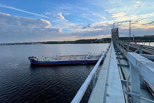 В Костроме танкер "Ленанефть 2029" врезался в железнодорожный мост