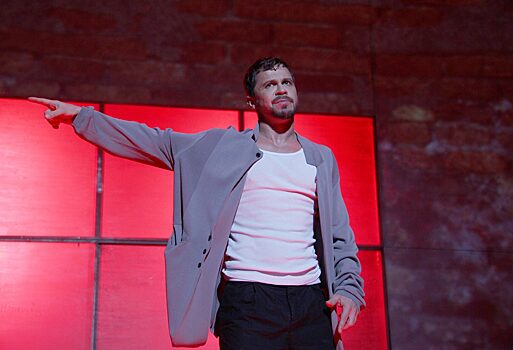 Актер Павел Деревянко разделся догола ради поздравления женщин с 8 марта