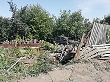 В Саратове машина врезалась в забор и вылетела в огород