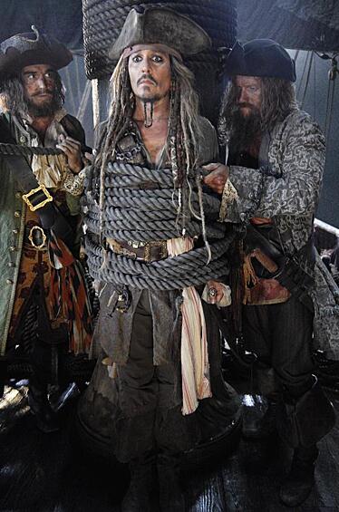 «Пираты Карибского моря: Мертвецы не рассказывают сказки» - пятая часть серии фильмов «Пираты Карибского моря». Исчерпавший свою удачу капитан Джек Воробей обнаруживает, что за ним охотится его старый неприятель, ужасный капитан Салазар и его призрачные пираты. Они только что сбежали из Дьявольского треугольника и намерены уничтожить всех пиратов, включая Джека. Поможет спастись лишь могущественный артефакт — трезубец Посейдона, который дарует своему обладателю полный контроль над морями. Премьера: 25 мая