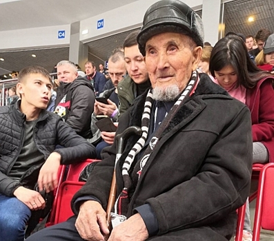 93-летний фанат "Трактора" впервые побывал на матче любимой команды