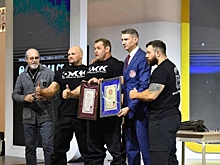 Губернатор Виталий Хоценко поздравил омского богатыря Михаила Шивлякова с установлением на выставке ...