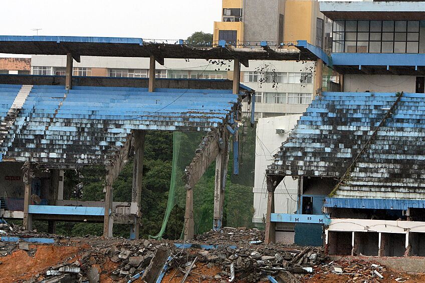 Домашний стадион ФК «Баия» «Фонте-Нова», Салвадор (Бразилия), 25 ноября 2007 года. Когда «Баия» оформила выход во второй бразильский дивизион, восторженные фанаты так активно праздновали успех любимой команды, что одна из его трибун рухнула. В тот день погибло 7 человек, ещё 40 пострадали. Сам стадион был закрыт на следующий день, а позднее и вовсе снесен
