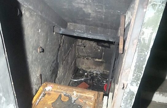 В Екатеринбурге эвакуировали 50 жильцов из горящего дома на ВИЗе
