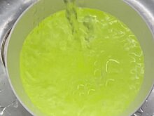 В Шаркане из кранов начала течь зелёная вода