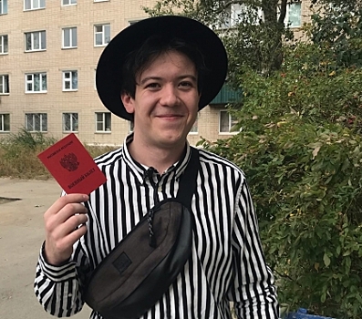 Парень, который сначала был Пельменем Кондольским, а потом сменил ФИО на Билет Призыванет, все-таки получил &ldquo;военник&rdquo;