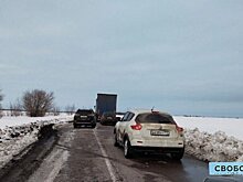 Из-за застрявших на саратовской трассе фур машины несколько часов стояли в пробке на холоде