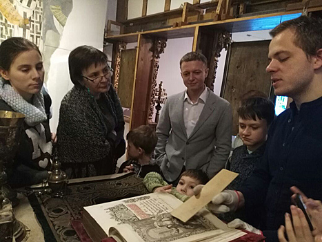Молодые прихожане храма Священномученика Василия узнали о школах иконописи в Музее Русской Иконы