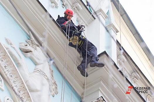 Новосибирские спасатели сняли с крыши местного «Карлсона»