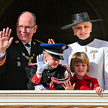 Принц Альбер и принцесса Шарлен вместе с детьми поздравили страну с Национальным днём Монако