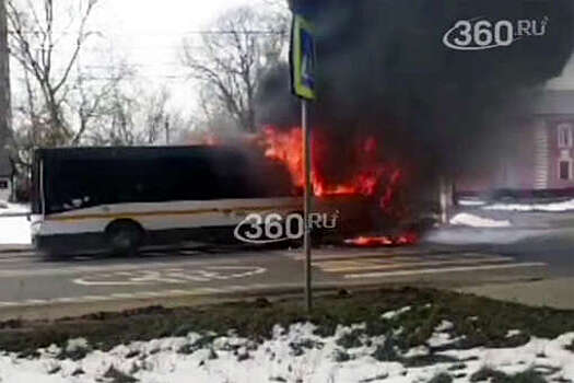 В Подмосковье на видео попал полыхающий пассажирский автобус