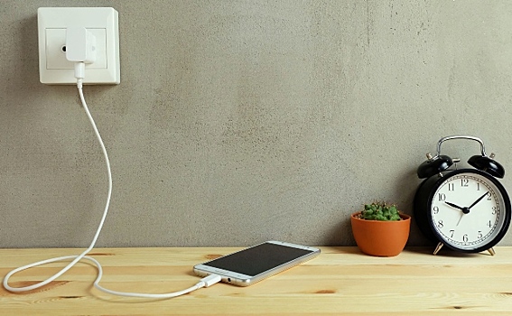 В Роскачестве рассказали, когда опасно заряжать смартфон