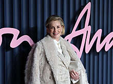 Актриса Шэрон Стоун вышла на публику в костюме и шубе