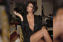 Модель Эмили Ратаковски снялась в халате с глубоким декольте