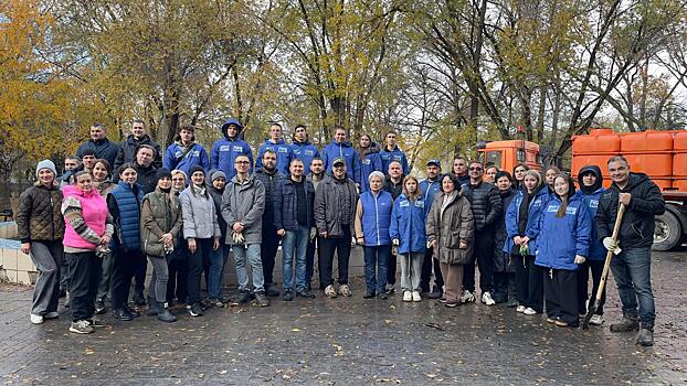 Депутаты Оренбургского городского Совета приняли участие в субботнике в сквере на улице Ткачёва