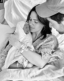 Звезда сериала «Это мы» Мэнди Мур стала мамой во второй раз: смотрим милые фото с новорожденным