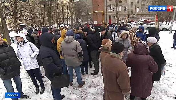 В тесноте и обиде: строители пытаются втиснуть высотку вплотную к старым домам