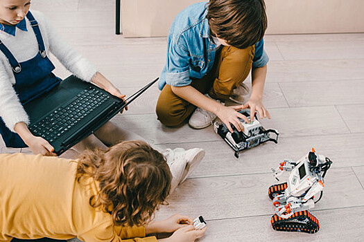 CD: дети в возрасте 3-5 лет склонны доверять людям, а не роботам