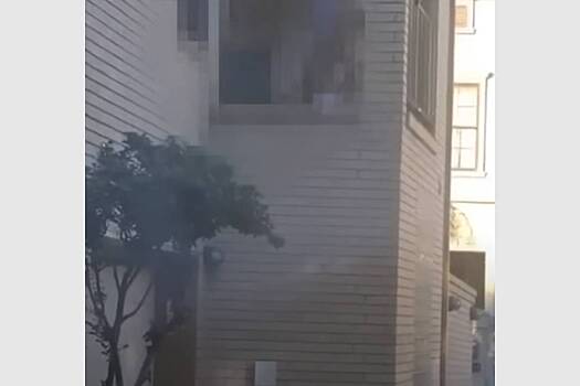 Пара занялась сексом на балконе в двух минутах от школы