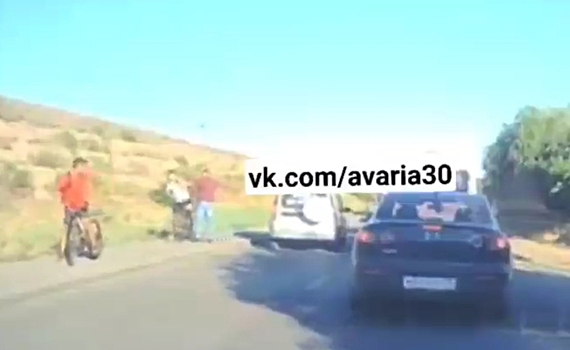 На астраханской дороге водитель подрался с велосипедистами (видео)